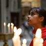 Une jeune fille priant dans une église